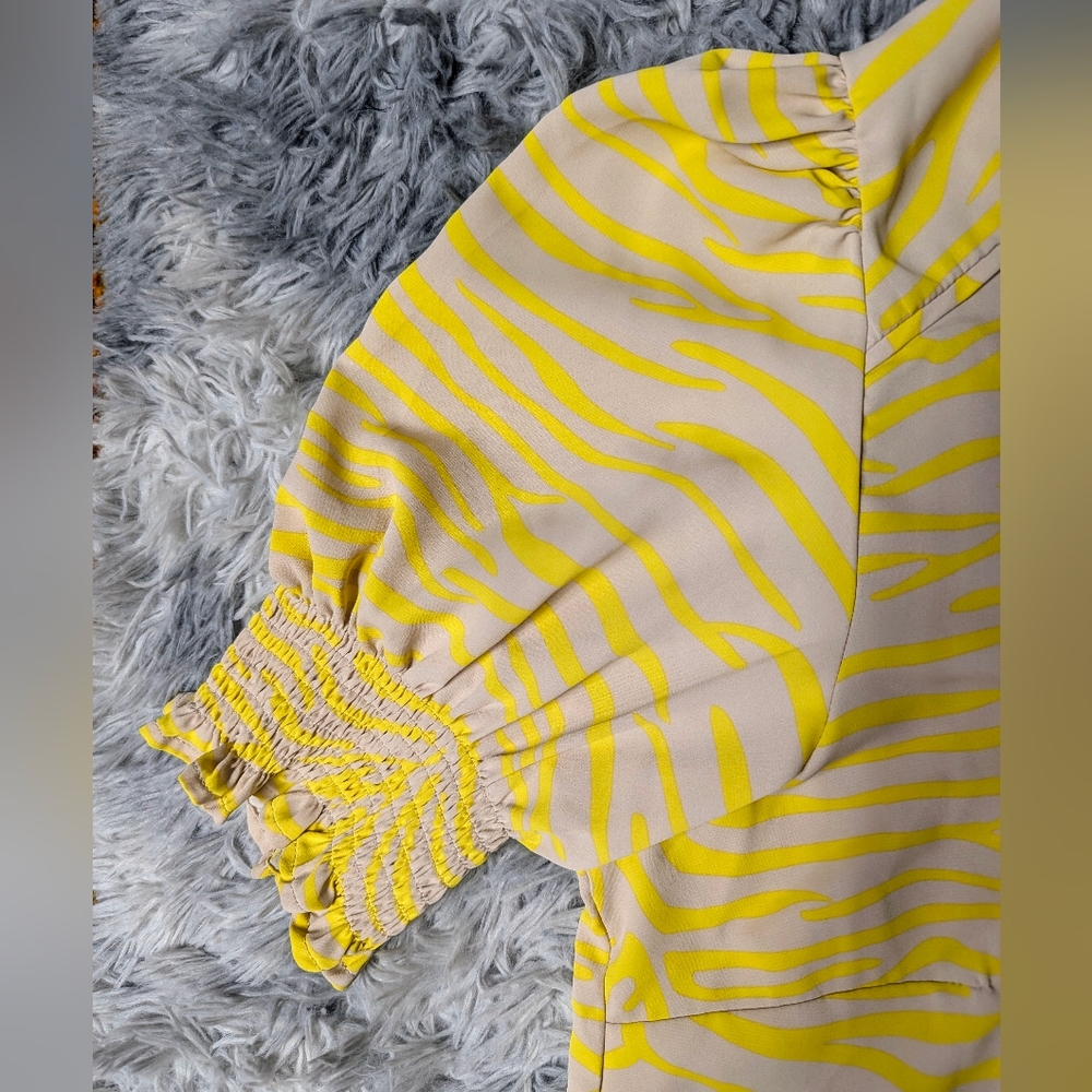 Zebra Animal Print XL Yellow and Tan Puff Sleeve with V-Neck Top - Picture 5 of 9